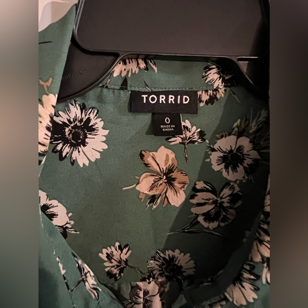 Floral Torrid Button Down Blouse 🔥 - Picture 5 of 7